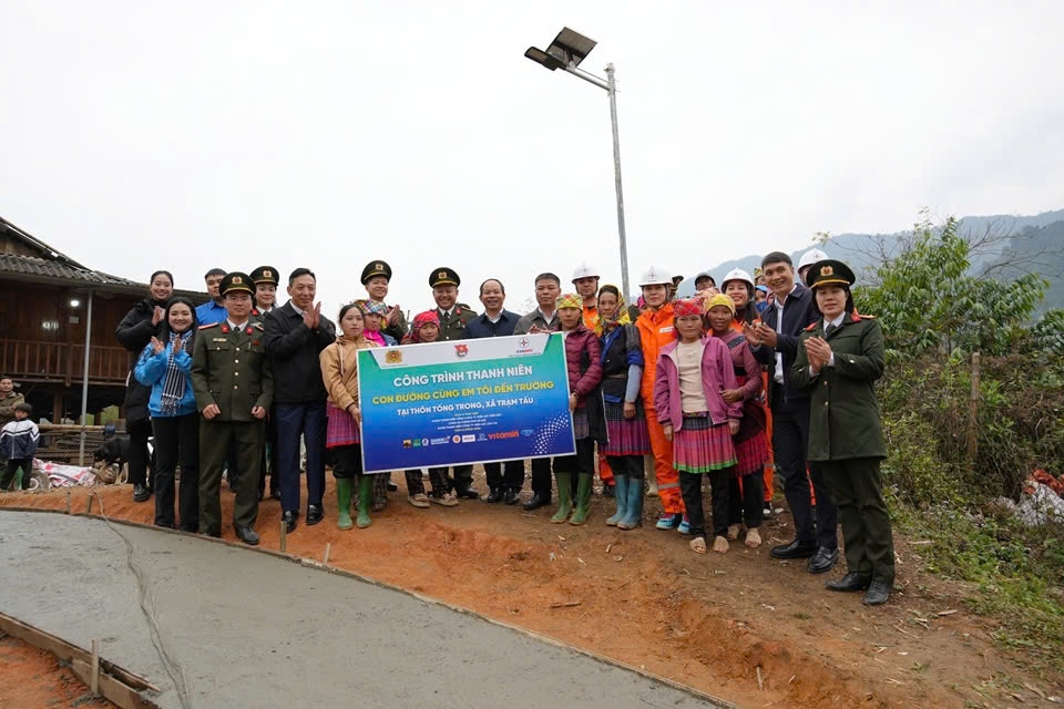 Lãnh đạo Công ty Điện lực Lào Cai và các nhà tài trợ bàn giao công trình cho nhà trường (ảnh Trọng Bảo)