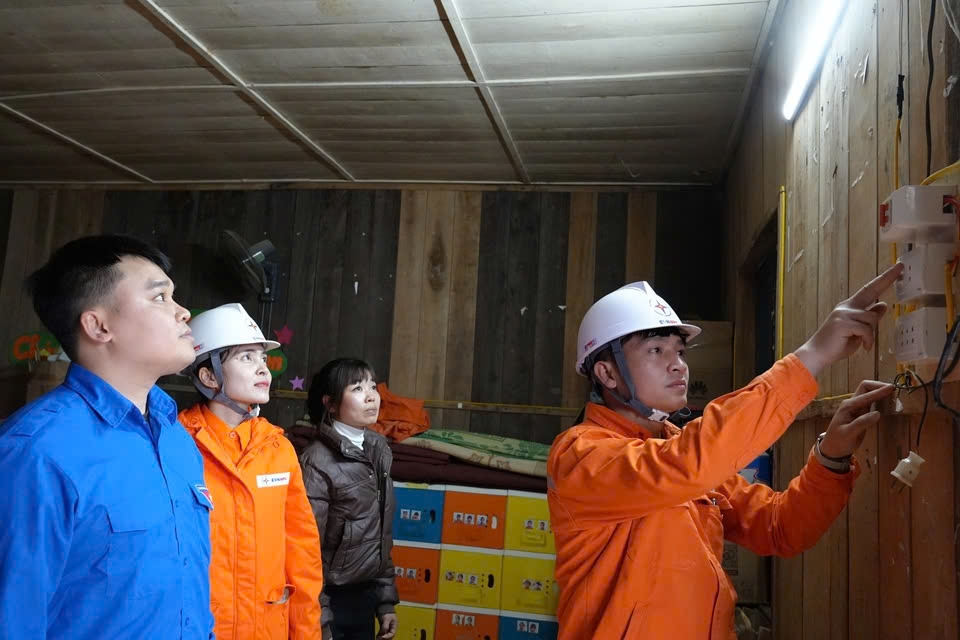 Giúp nhà trường sửa chữa, bảo dưỡng hệ thống điện tại các phòng học (ảnh Trọng Bảo)