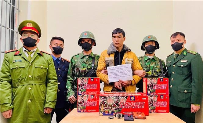 Đối tượng P.L.S bị lực lượng chức năng bắt giữ về hành vi vận chuyển trái phép hàng cấm