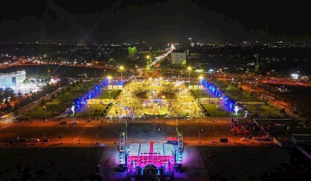 Quảng trường Hùng Vương (phường Đạo Thạnh, tỉnh Đồng Tháp) là nơi diễn ra nhiều hoạt động văn hóa, vui chơi mừng Xuân mới