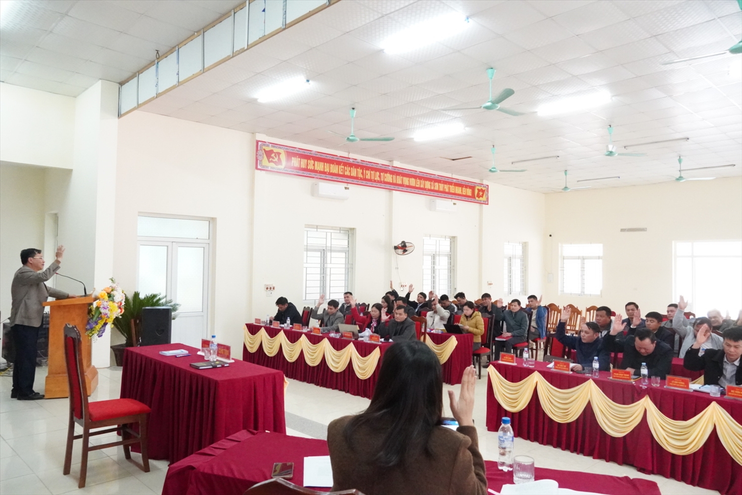 Cử tri xã miền núi Sơn Thủy biểu quyết bằng hình thức giơ tay, thống nhất danh sách người ứng cử đại biểu HĐND xã khóa XXI, nhiệm kỳ 2026–2031.