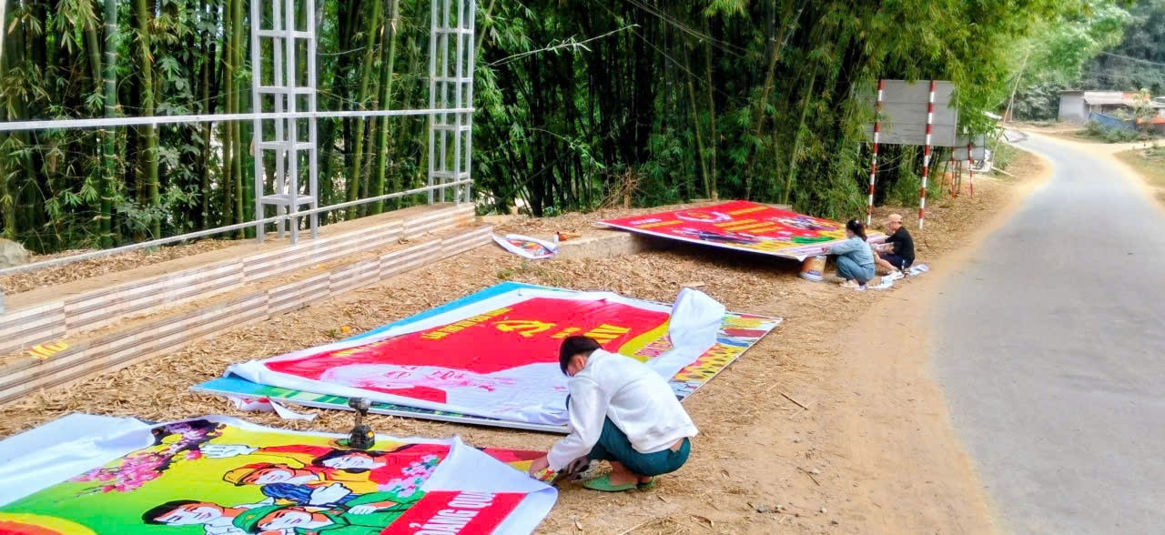 Cán bộ và Nhân dân xã Sơn Thủy chuẩn bị pano, khẩu hiệu tuyên truyền bầu cử ĐBQH khóa XVI và đại biểu HĐND các cấp.