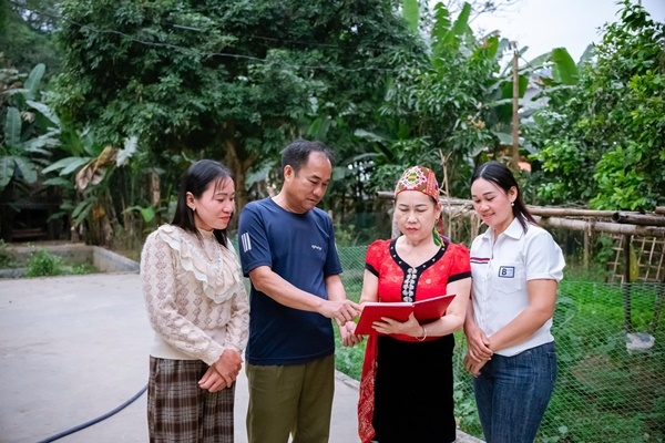 Bí thư Chi bộ Sầm Thị Lan (thứ 2 phải sang) là một trong những Đảng viên đi đầu, để các phong trào thi đua ở bản Kiềng đổi thay, phát triển