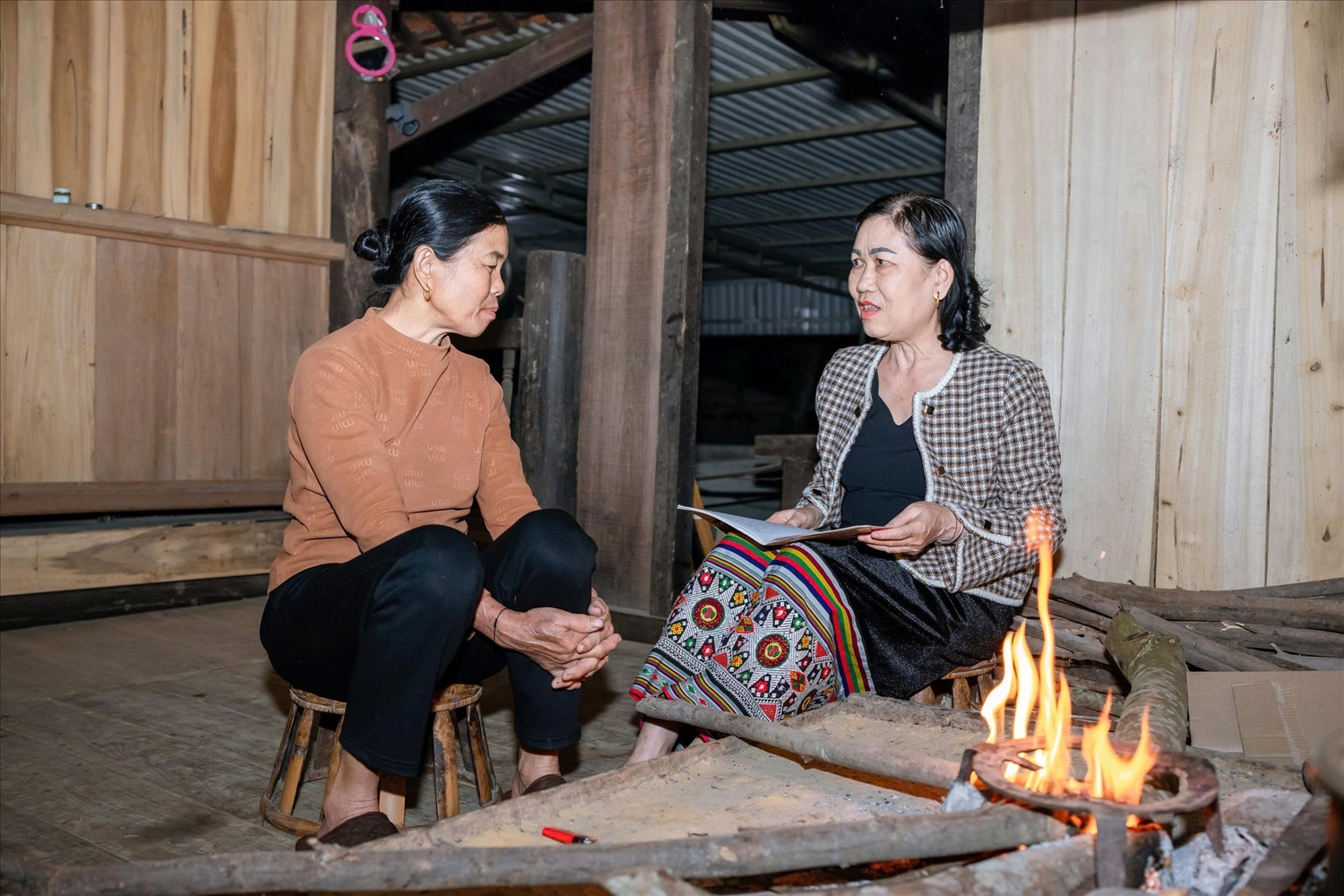 Bí thư Chi bộ Sầm Thị Lan thường xuyên đến thăm các gia đình trong bản Kiềng để sớm nắm bắt các tâm tư kịp thời tháo gỡ - Ảnh: Lương Nga