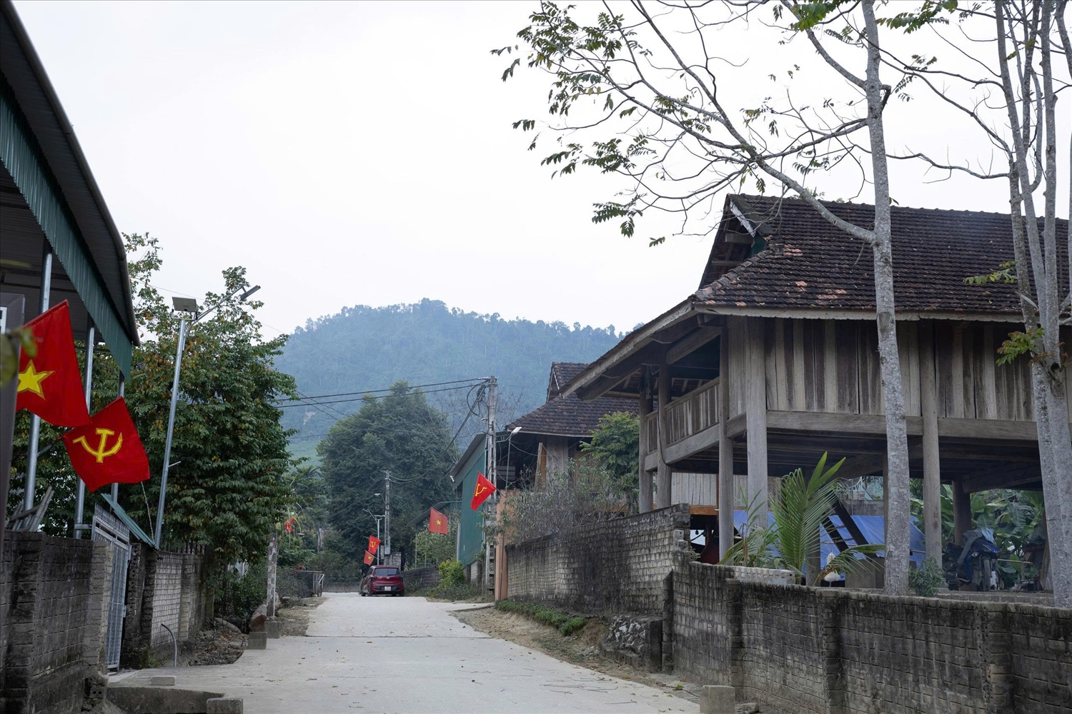 Cuộc sống ở bản Kiềng ngày một thêm đổi mới - Ảnh: Lương Nga