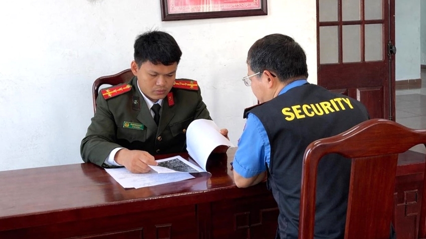 Đại diện cơ quan Công an TP. Huế làm việc với ông B.H.S (Ảnh: CTV)