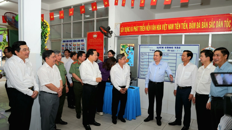 Chủ tịch Quốc hội, Chủ tịch Hội đồng Bầu cử quốc gia Trần Thanh Mẫn và Đoàn công tác khảo sát thực tế tại điểm bầu cử phường Ninh Kiều (Ảnh: Phạm Trung) 