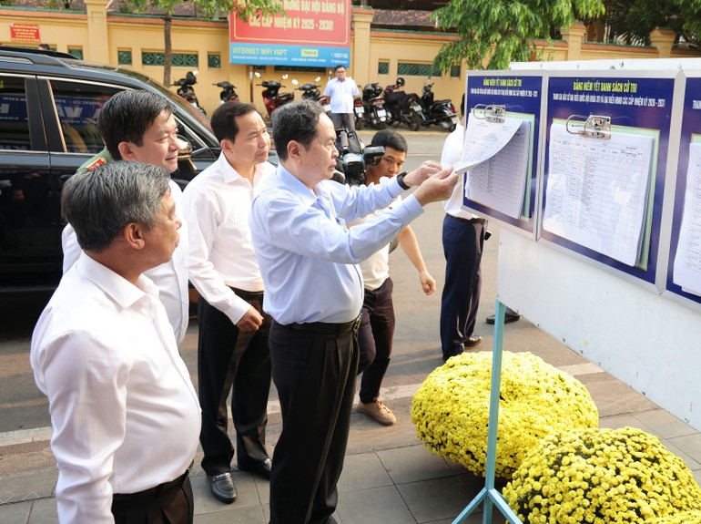 Chủ tịch Quốc hội, Chủ tịch Hội đồng Bầu cử quốc gia Trần Thanh Mẫn và Đoàn công tác khảo sát thực tế tại điểm bầu cử phường Ninh Kiều, TP Cần Thơ (Ảnh: Phạm Trung) 