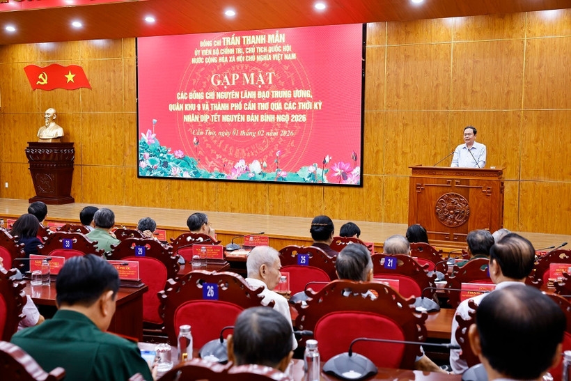 Chủ tịch Quốc hội Trần Thanh Mẫn gặp mặt các đồng chí lãnh đạo, nguyên lãnh đạo thành phố qua các thời kỳ. (Ảnh: TTXVN)