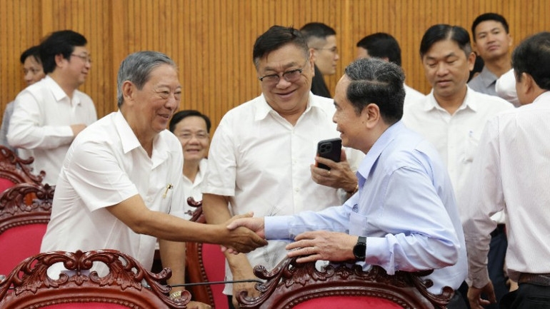 Chủ tịch Quốc hội Trần Thanh Mẫn gặp mặt các đồng chí lãnh đạo, nguyên lãnh đạo thành phố qua các thời kỳ. (Ảnh: THANH TÂM)