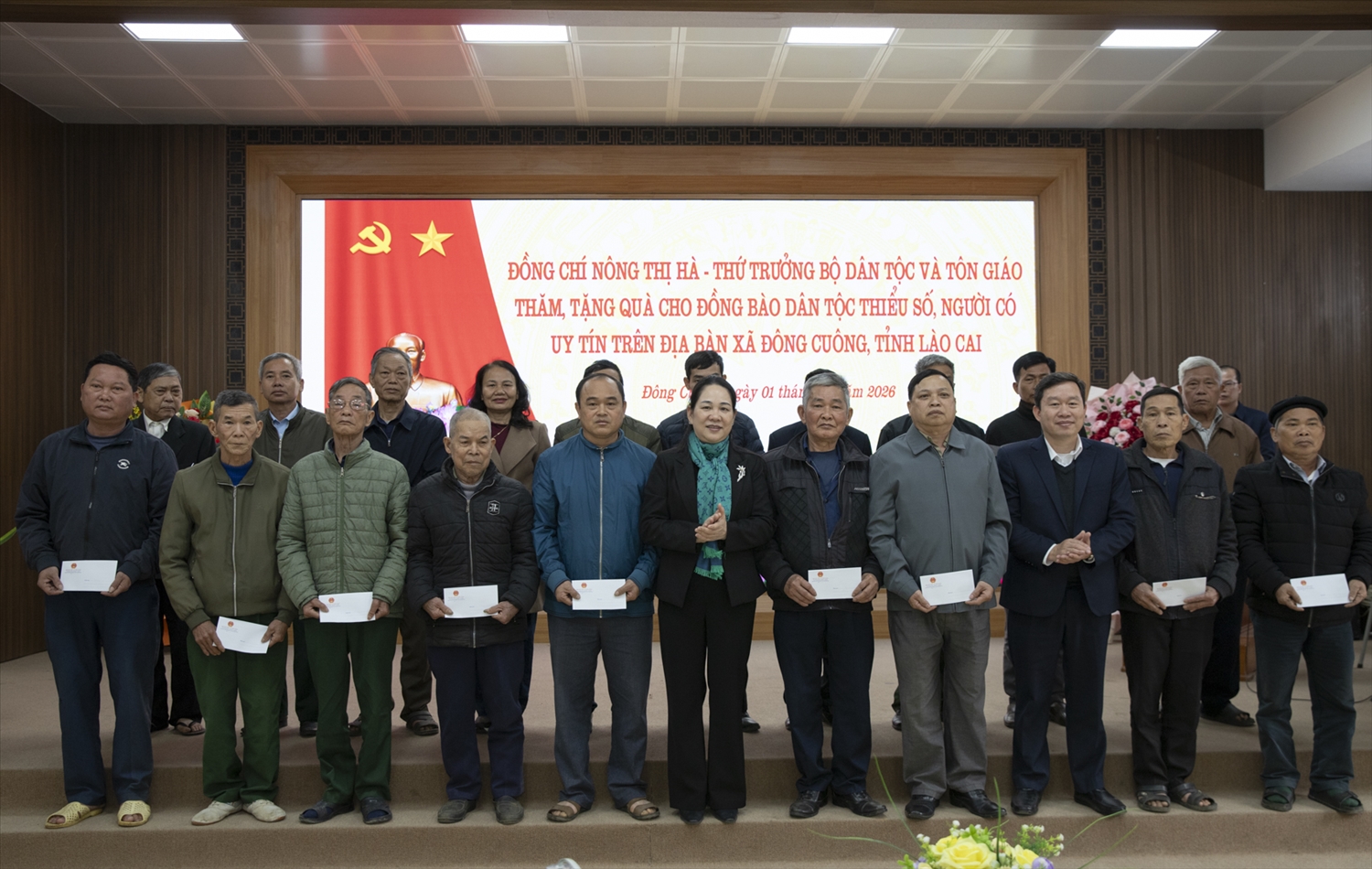 Thứ trưởng Nông Thị Hà và Đoàn công tác trao quà Tết cho Người có uy tín ở xã Đông Cuông