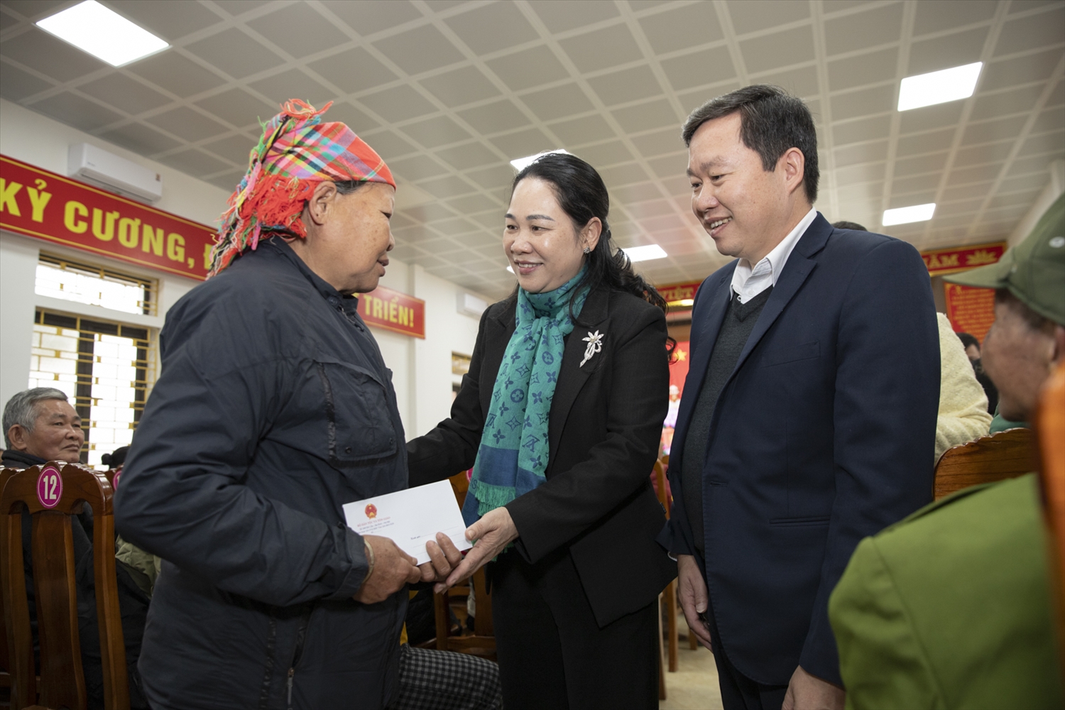 Thứ trưởng Nông Thị Hà và Đoàn công tác thăm hỏi, trao quà Tết cho hộ gia đình ở Đông Cuông