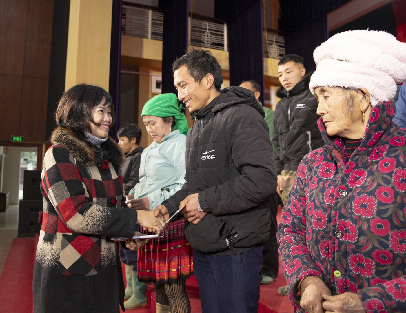 Bà Bùi Thị Hạ, Phó Tổng Biên tập Báo VietNamNet trao quà cho các hộ dân có hoàn cảnh đặc biệt khó khăn xã Bắc Hà