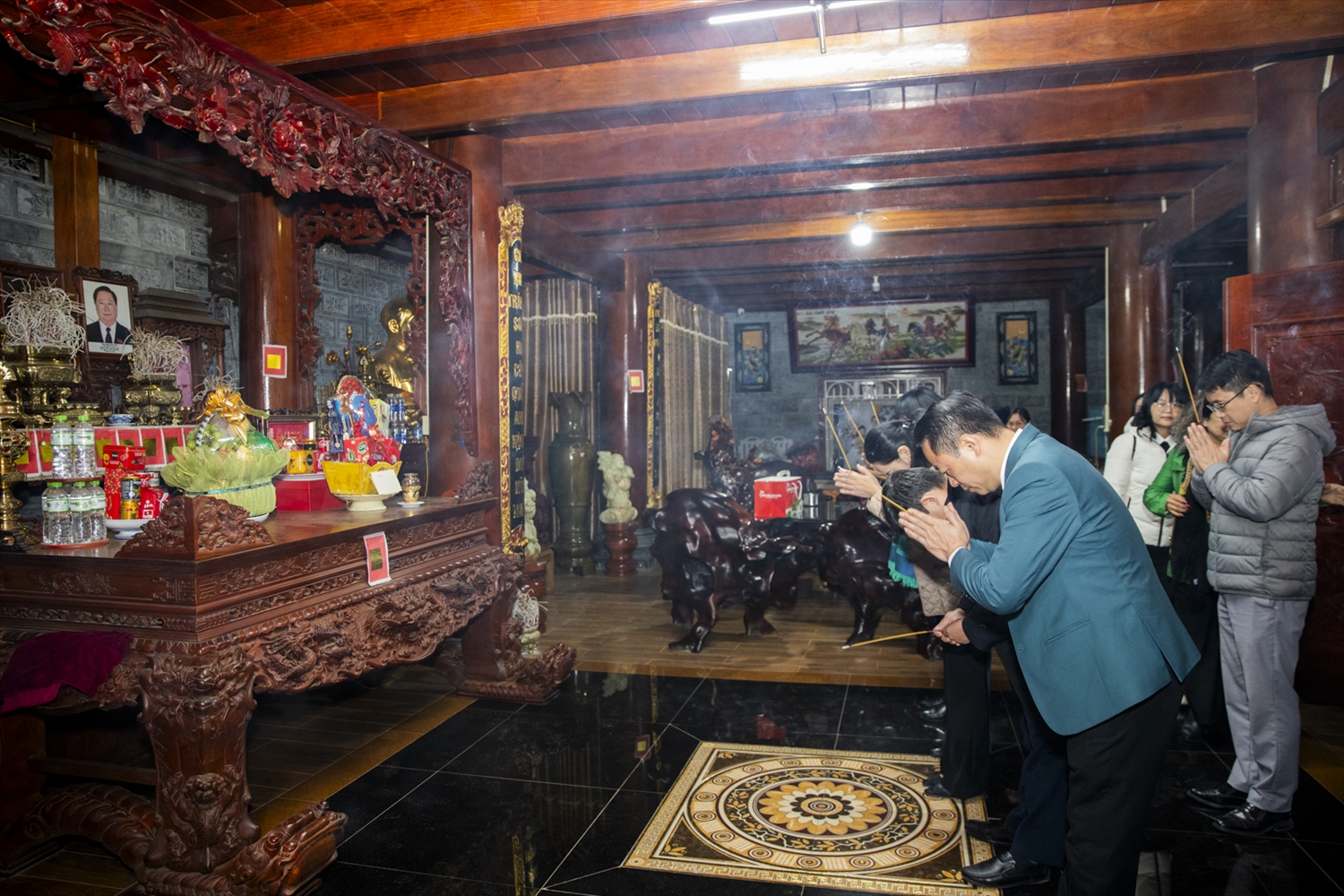 Cũng trong chuyến công tác tại Bắc Hà, Đoàn đã đến dâng hương, thăm hỏi và chúc Tết gia đình đồng chí Giàng Seo Phử, nguyên Bộ trưởng, Chủ nhiệm Ủy ban Dân tộc