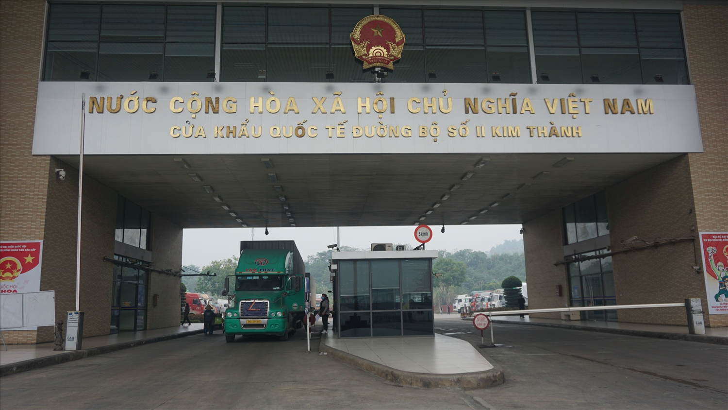 Các cơ quan liên quan đã khẩn trương vào cuộc tháo gỡ khó khăn, thông quan hàng hóa tại Cửa khẩu Quốc tế Kim Thành (ảnh Trọng Bảo)