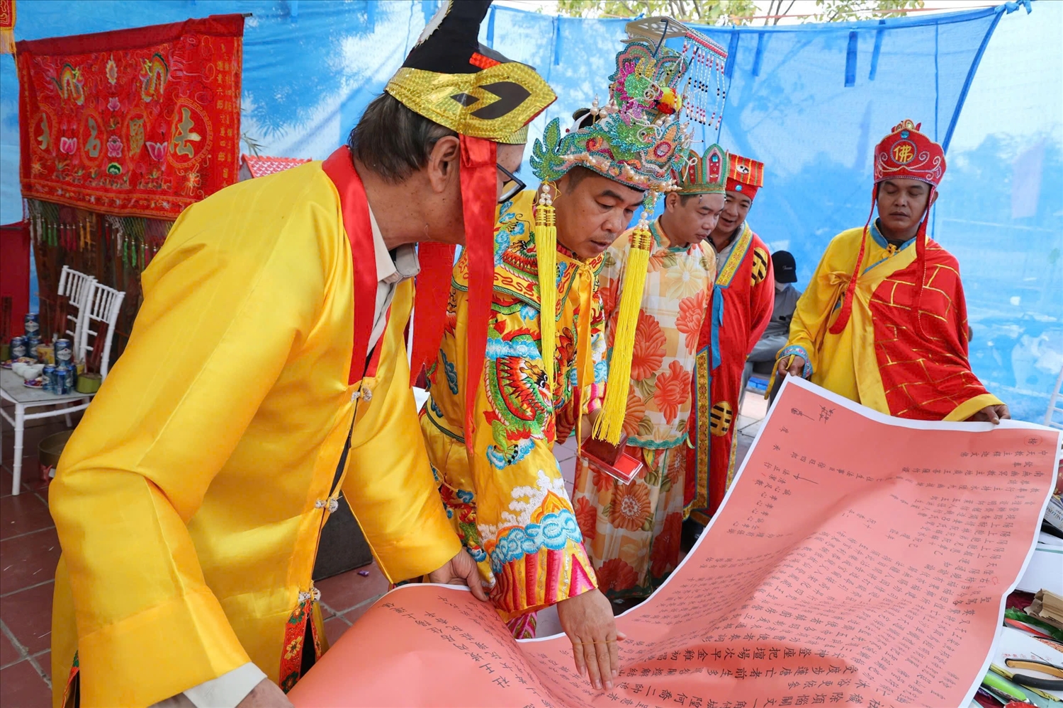 Các thầy cúng người Sán Dìu chuẩn bị văn khấn