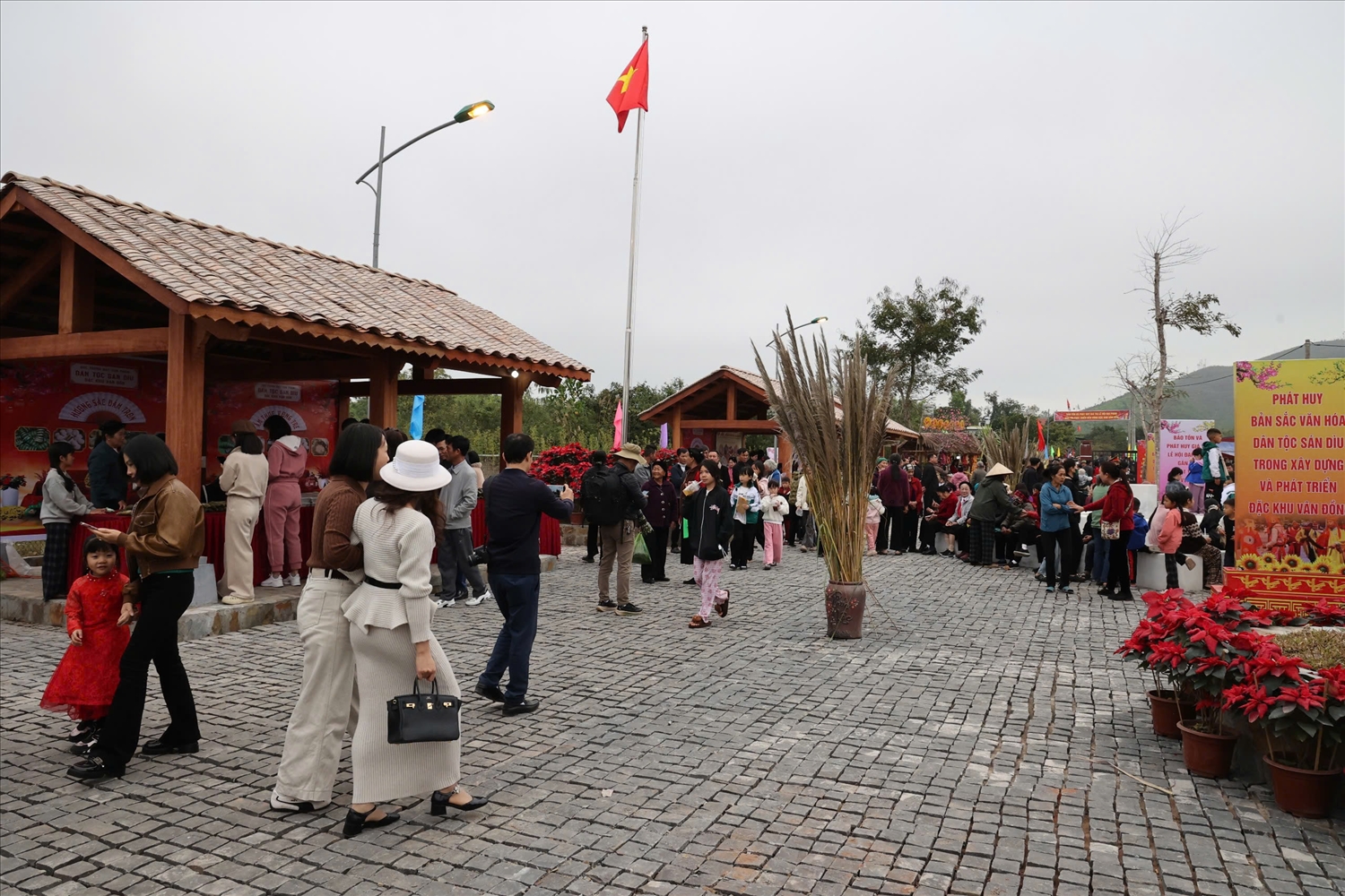 Đông đảo người dân địa phương và khách du lịch đến với lễ hội