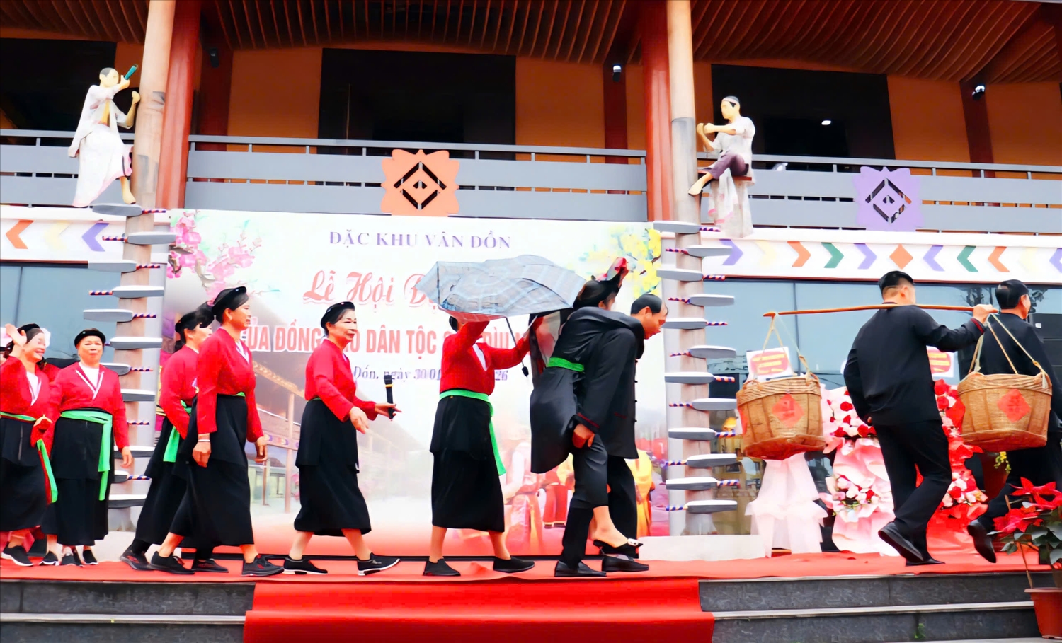 Tiết mục hát đám cưới và màn tái hiện lại lễ rước dâu truyền thống của người Sán Dìu