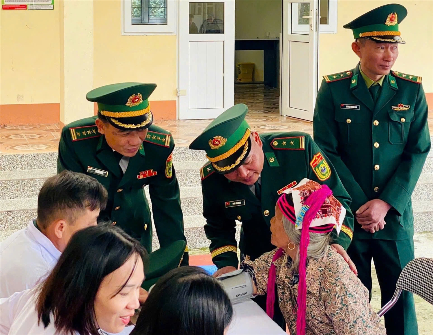 Hàng trăm lượt người dân được khám, cấp phát thuốc miễn phí