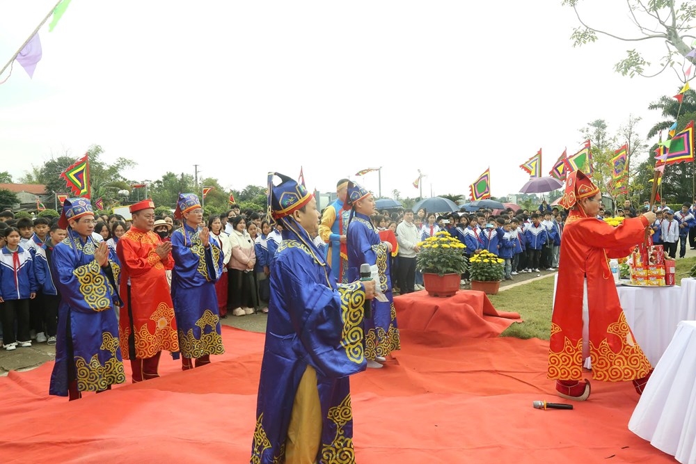 Nghi lễ thượng nêu theo phong tục cung đình triều Hồ được tái hiện trang trọng, thu hút đông đảo người dân và học sinh địa phương tham dự.