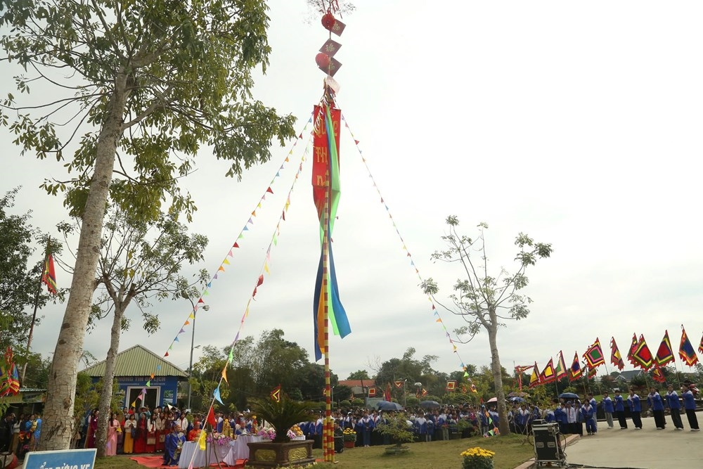 Cây nêu được dựng giữa không gian Thành nhà Hồ, biểu trưng khởi đầu năm mới, cầu quốc thái dân an, mưa thuận gió hòa.