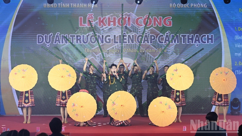 Một tiết mục văn nghệ được biểu diễn tại lễ khởi công. (Ảnh: Trần Hải) 