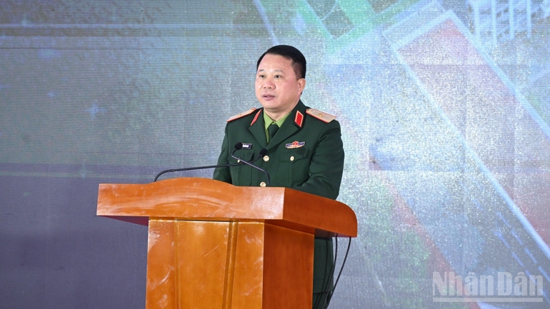 Thiếu tướng Nguyễn Hữu Ngọc, Tư lệnh Binh đoàn 12 phát biểu ý kiến tại lễ khởi công. (Ảnh: Trần Hải) 