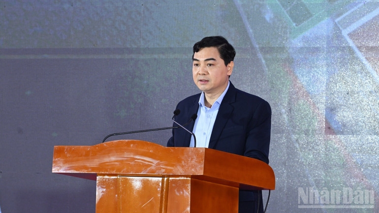 Chủ tịch UBND tỉnh Thanh Hóa Nguyễn Hoài Anh phát biểu ý kiến tại lễ khởi công. (Ảnh: Trần Hải) 