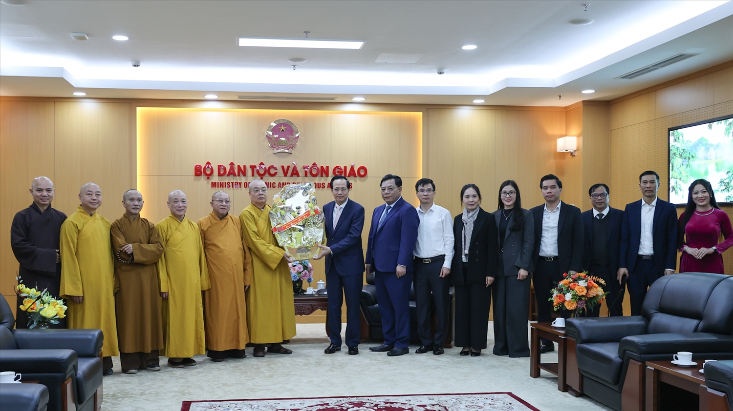 Đoàn Trung ương Giáo hội Phật giáo Việt Nam gửi lời chúc mừng năm mới tới Bộ Dân tộc và Tôn giáo (Ảnh. Lê Anh Dũng)