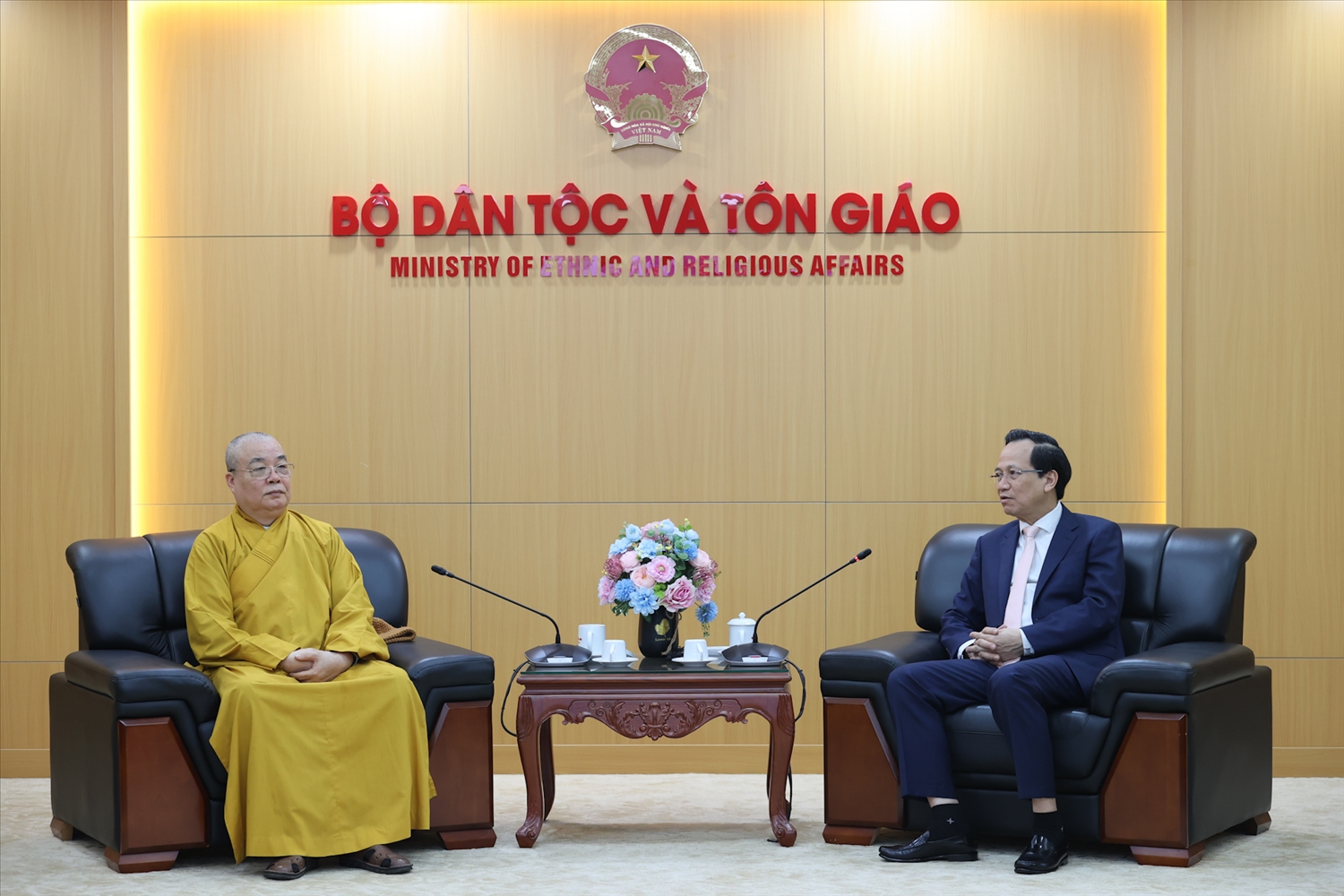 Bộ trưởng Bộ Dân tộc và Tôn giáo Đào Ngọc Dung thân mật tiếp đón đoàn Trung ương Giáo hội Phật giáo Việt Nam (Ảnh. Lê Anh Dũng)