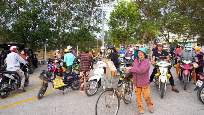 Đông đảo người dân xã Long Thuận, tỉnh Tây Ninh đến nhận quà Tết trong chương trình chăm lo an sinh xã hội dịp Xuân Bính Ngọ 2026 (Ảnh TL)