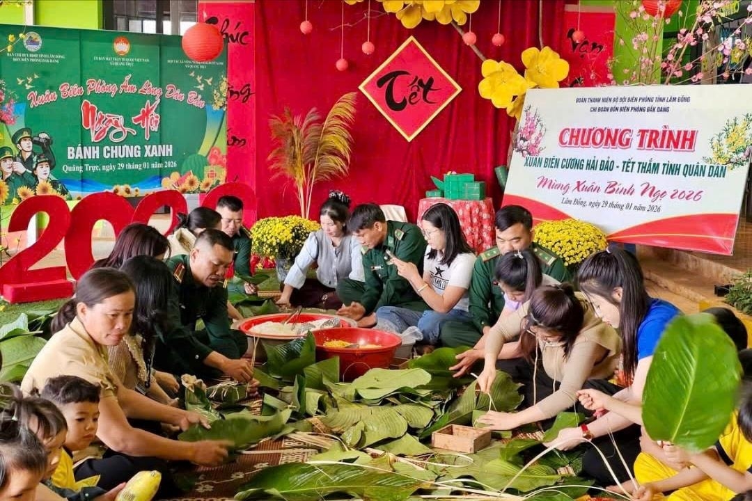 Các chiến sỹ biên phòng gói bánh chưng tại chương trình "" Xuân biên cương hải đảo - Tết thắm tình quân dân'' ở xã vùng biên Quảng Trực, tỉnh Lâm Đồng (Ảnh MH)