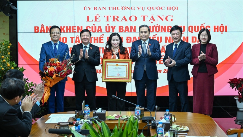 Chủ tịch Quốc hội Trần Thanh Mẫn trao bằng khen của Ủy ban Thường vụ Quốc hội cho Báo Đại biểu Nhân dân. (Ảnh: DUY LINH)