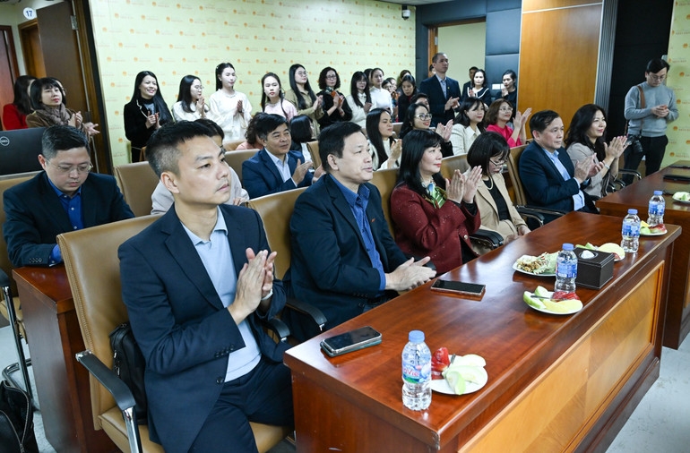 Các đại biểu dự buổi lễ. (Ảnh: DUY LINH)