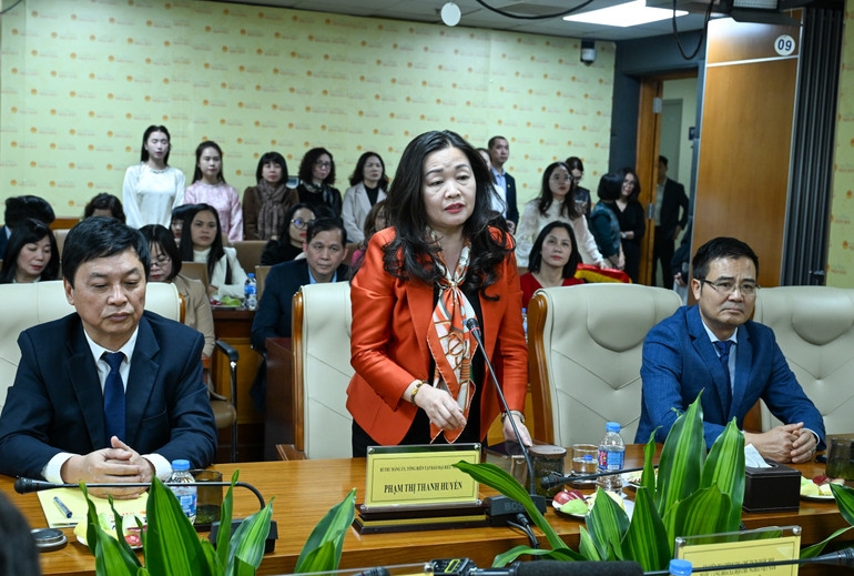 Tổng Biên tập Báo Đại biểu nhân dân Phạm Thị Thanh Huyền phát biểu tại buổi lễ. (Ảnh: DUY LINH)