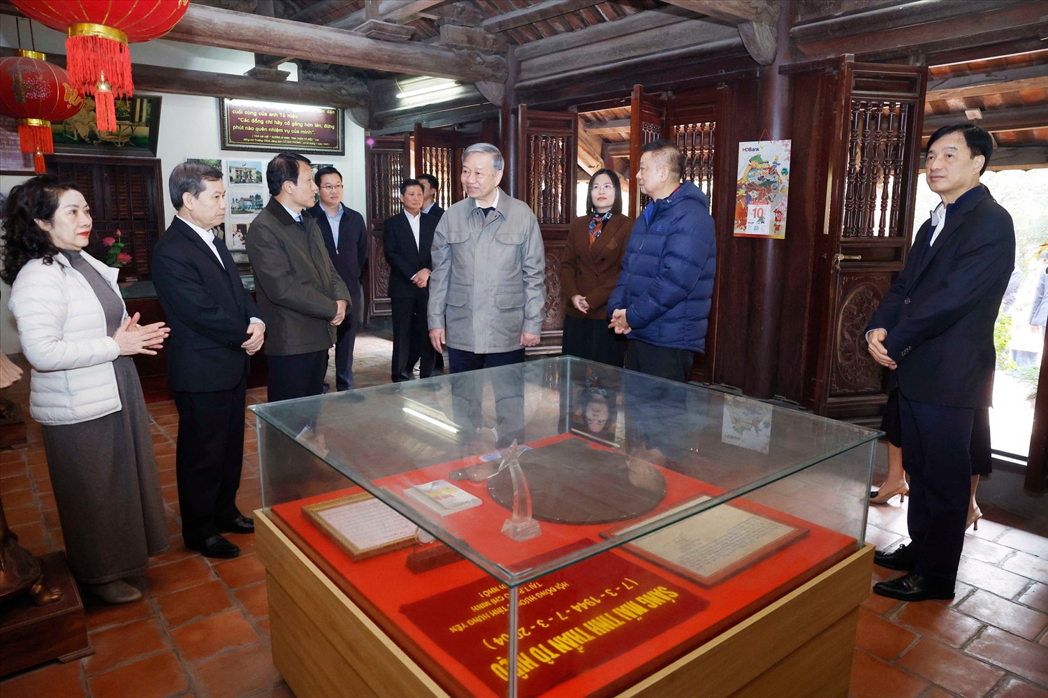 Tổng Bí thư Tô Lâm và Đoàn công tác Trung ương tham quan Khu lưu niệm đồng chí Lê Văn Lương, tỉnh Hưng Yên. (Ảnh: Thống Nhất/TTXVN)