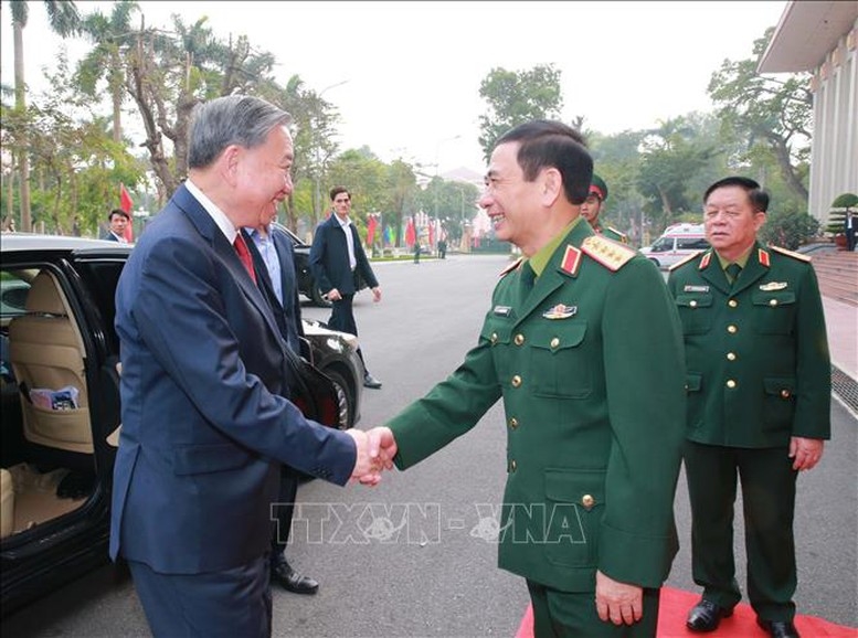 Các đồng chí lãnh đạo Quân ủy Trung ương, Bộ Quốc phòng đón Tổng Bí thư Tô Lâm - Ảnh: TTXVN
