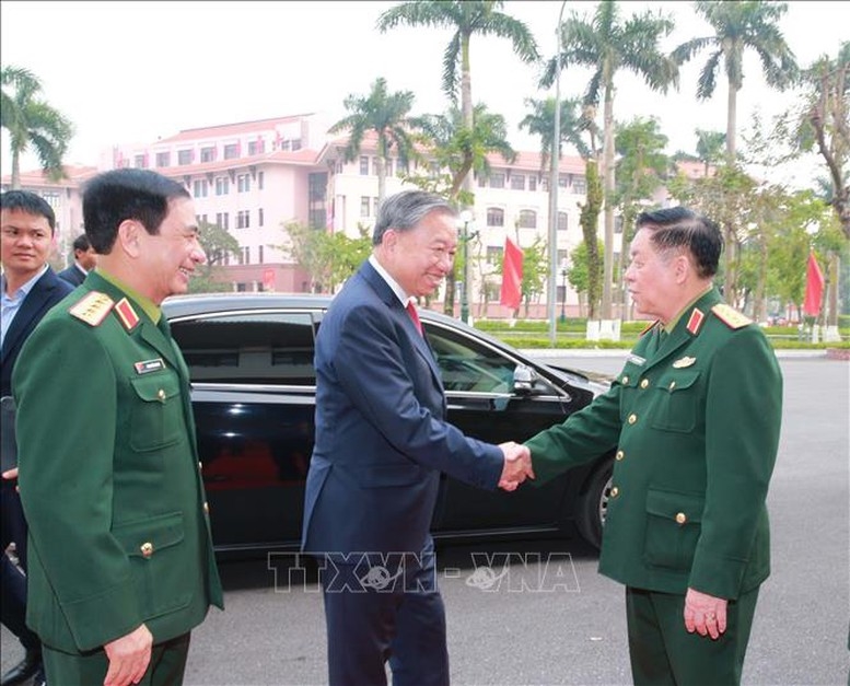 Các đồng chí lãnh đạo Quân ủy Trung ương, Bộ Quốc phòng đón Tổng Bí thư Tô Lâm - Ảnh: TTXVN