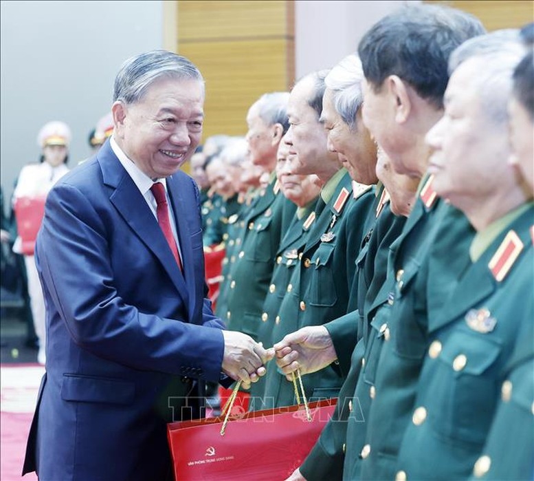 Tổng Bí thư Tô Lâm tặng quà các đại biểu - Ảnh: TTXVN