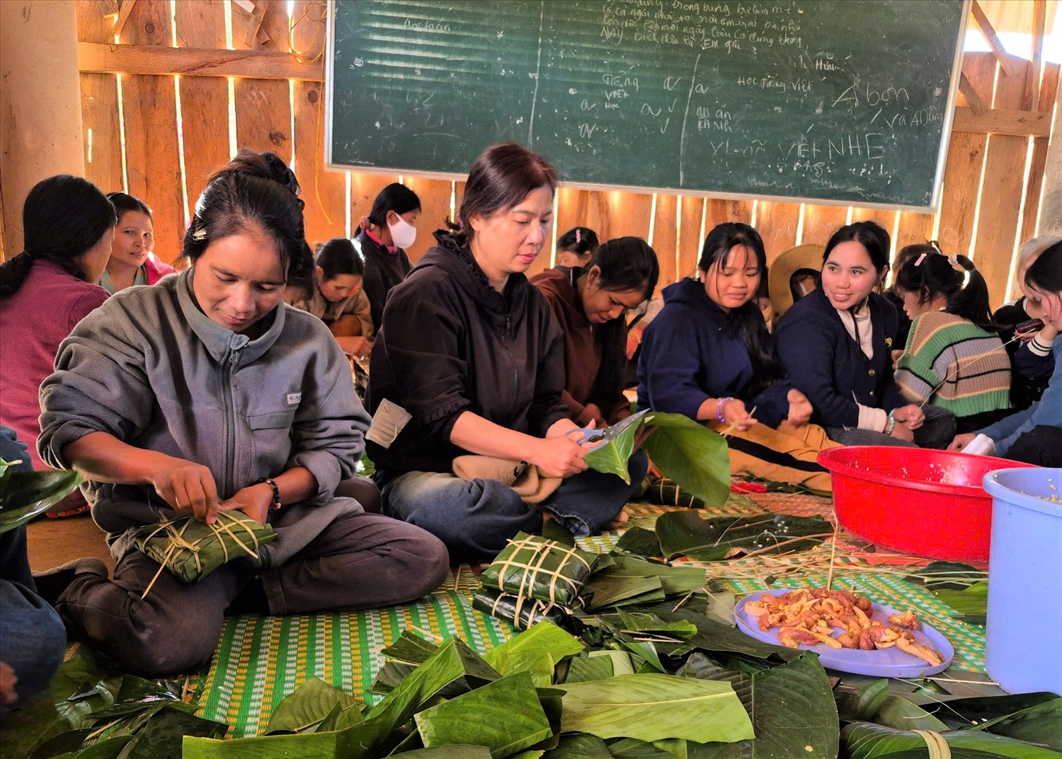 Đồng bào Xơ Đăng xã Tu Mơ Rông cùng tham gia gói bánh chưng đón Tết