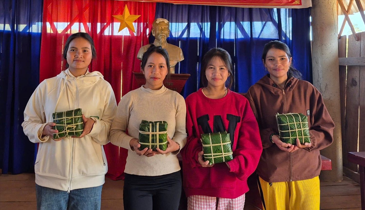 Các chị em người Xơ Đăng ở xã Tu Mơ Rông cùng khoe những chiếc bánh chưng do chính tay mình gói