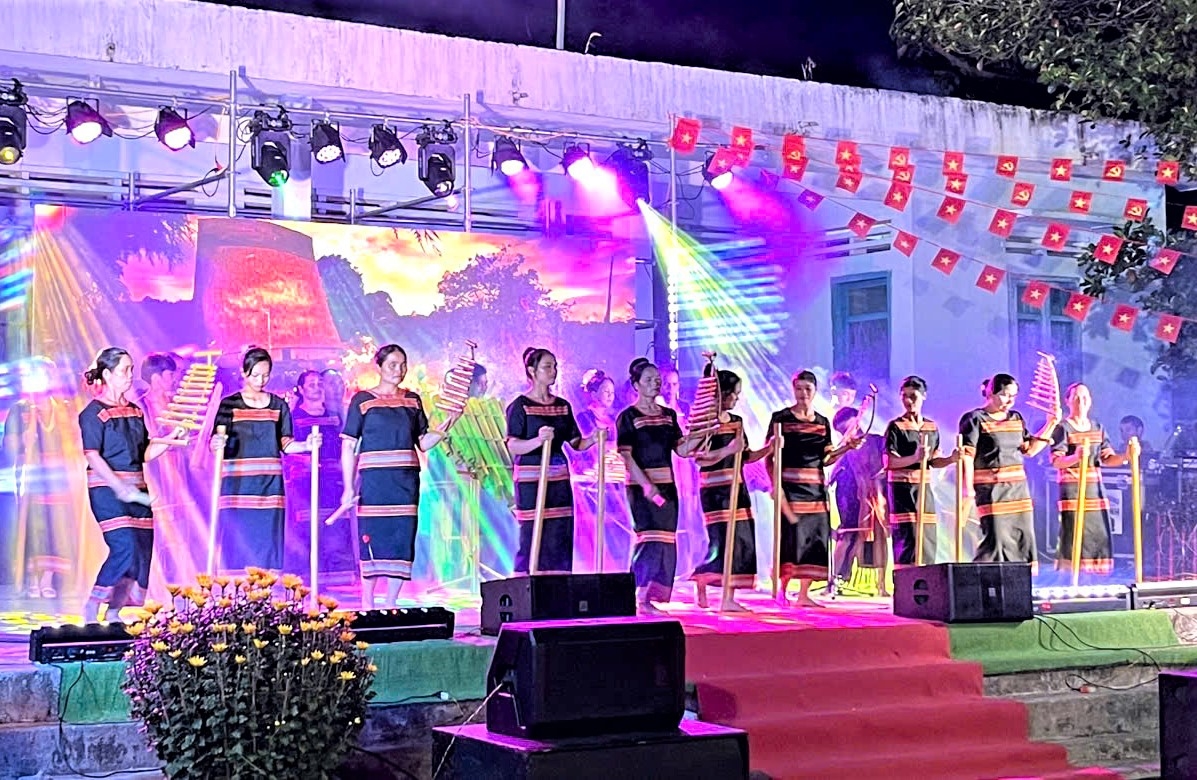 Xã biên giới Đăk Long tổ chức chương trình văn nghệ phục vụ bà con trong dịp tổ chức Ngày hội bánh chưng xanh