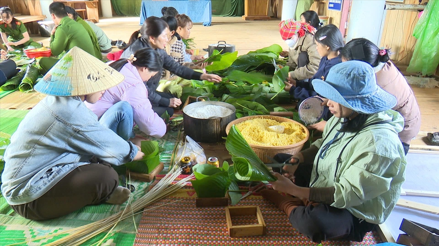 Cán bộ xã Măng Đen xuống các thôn, làng cùng tham gia gói bánh chưng với bà con