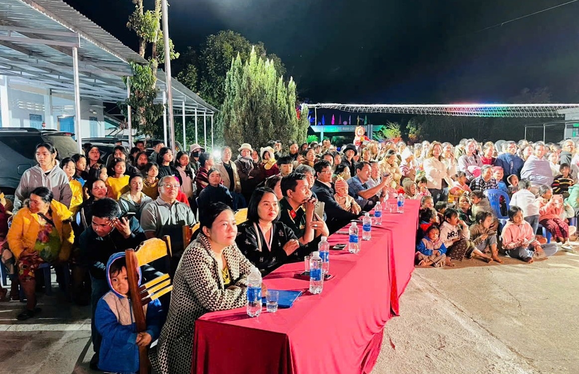 Cán bộ và Nhân dân xã biên giới Đăk Long theo dõi chương trình văn nghệ do xã tổ chức