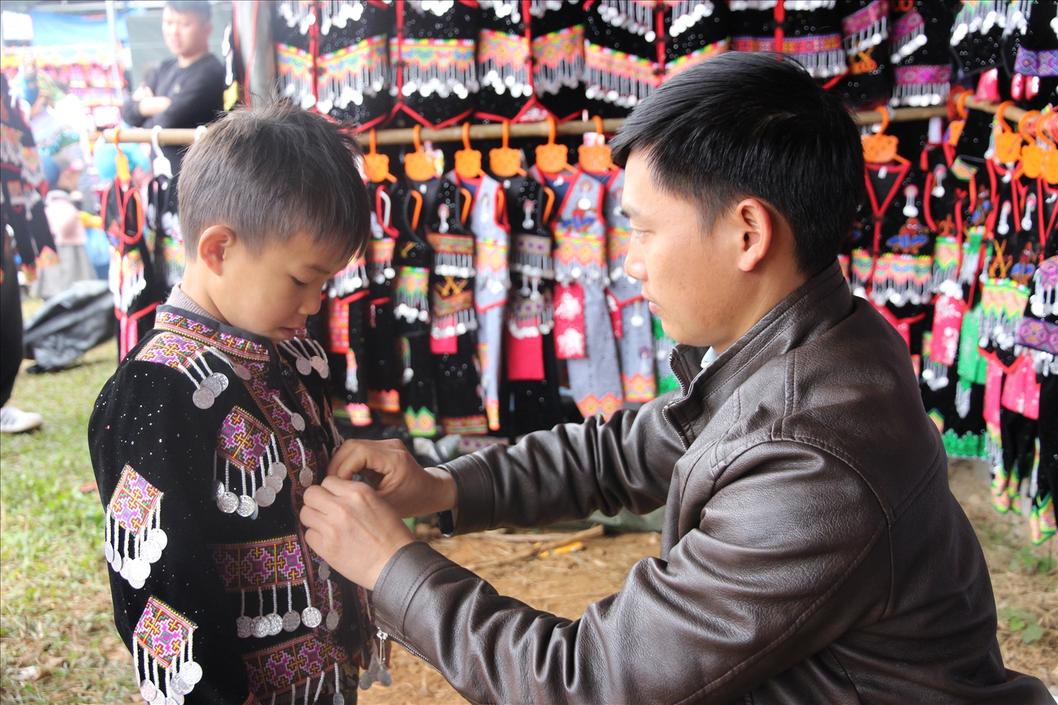 Con trẻ thích thú khi được cha mẹ mua cho quần áo mới. Ảnh Trọng Bảo