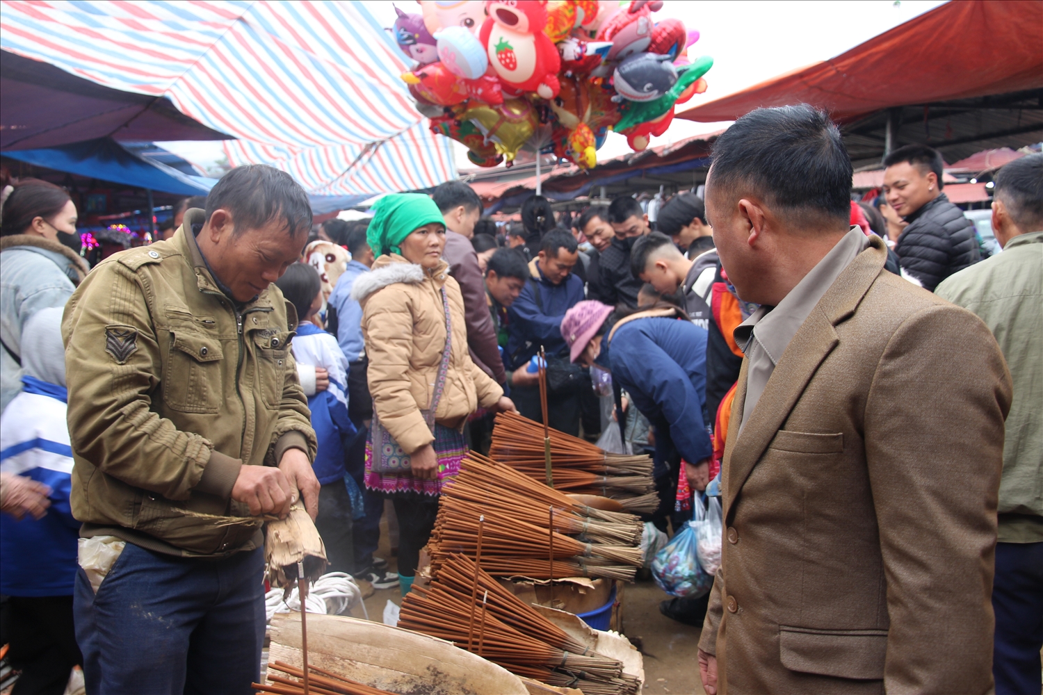 Nhiều mặt hàng ngày Tết được bà con bày bán tại phiên chợ. Ảnh Trọng Bảo