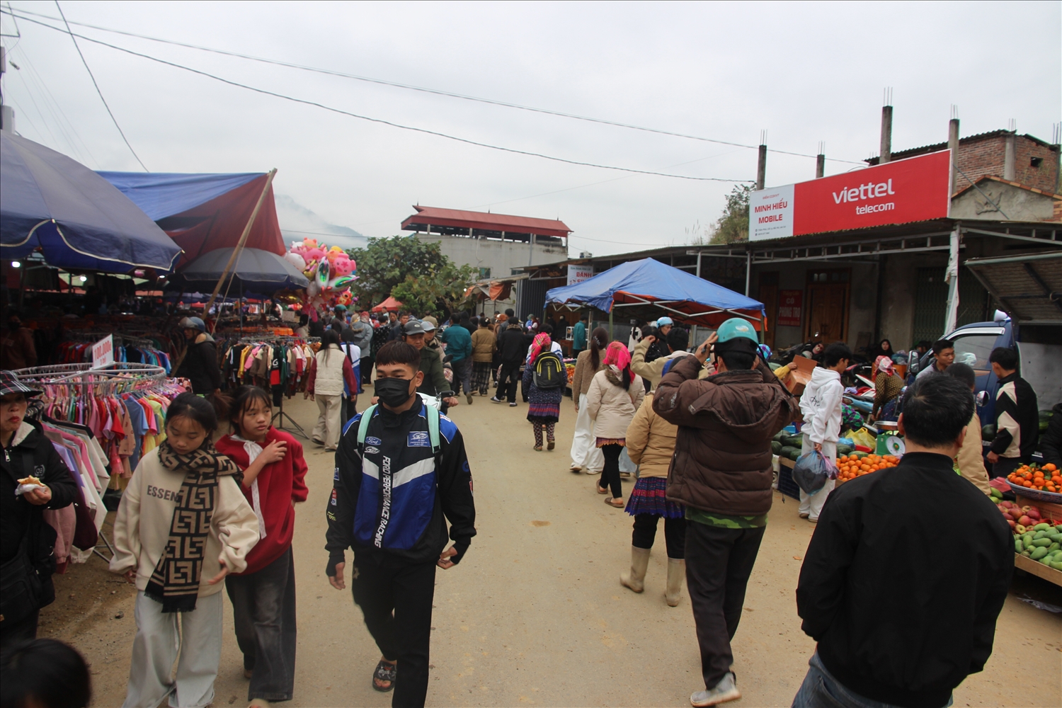 Chợ phiên Cốc Ly đông kín người ngày cuối năm. Ảnh: Trọng Bảo