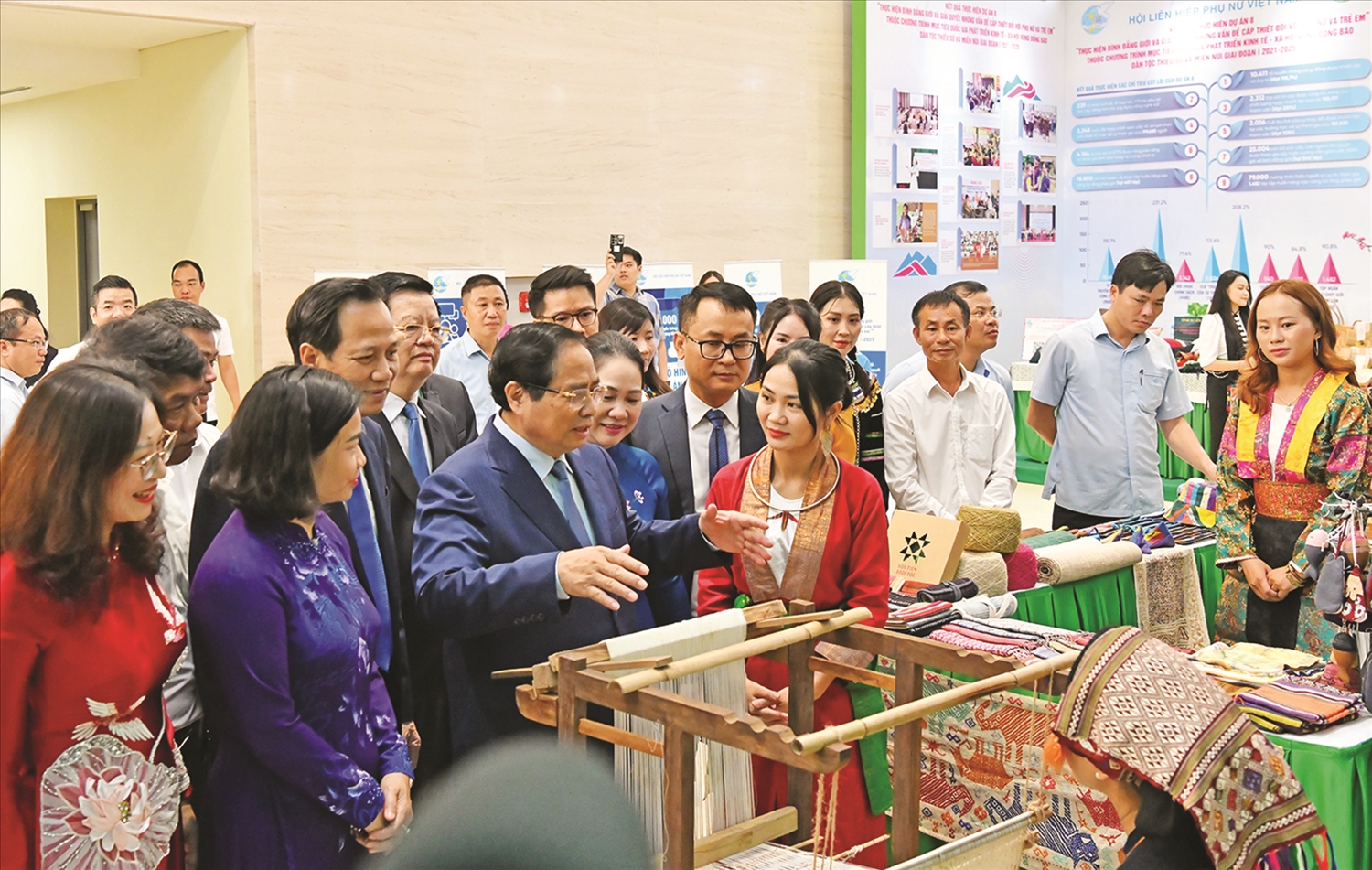 Thủ tướng Chính phủ Phạm Minh Chính tham quan các gian hàng trưng bày sản phẩm OCOP vùng đồng bào DTTS bên lề Hội nghị Tổng kết Chương trình MTQG 1719 diễn ra tháng 8/2025