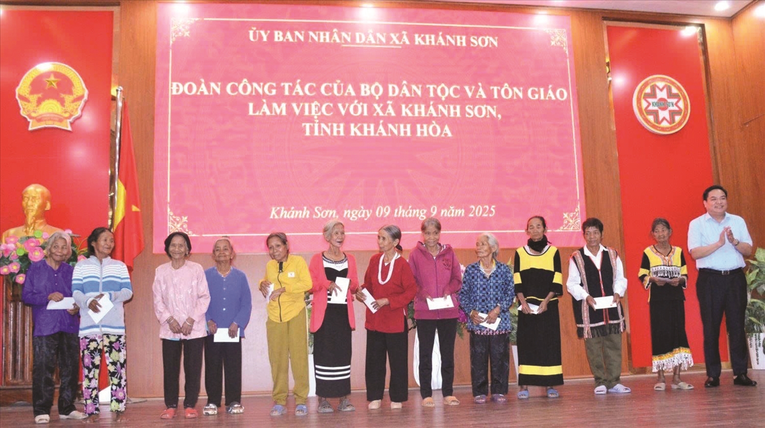 Ông Hoàng Văn Tuyên, Vụ trưởng Vụ Chính sách, Bộ Dân tộc và Tôn giáo trao quà cho đồng bào DTTS