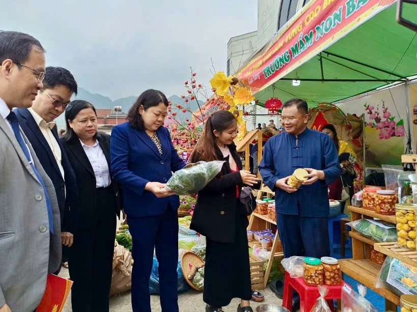 Chủ tịch UBND xã Ba Chẽ Vi Thanh Vinh tham quan các gian hàng tại chợ phiên